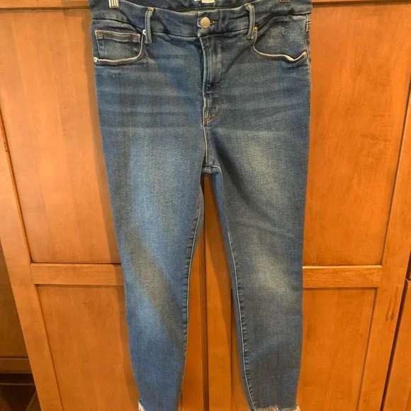 Good American Blue Ankle Cropped Jeans with Distressed Hem - Picture 13 of 13